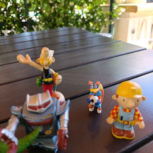 Children's movie figures used, pack