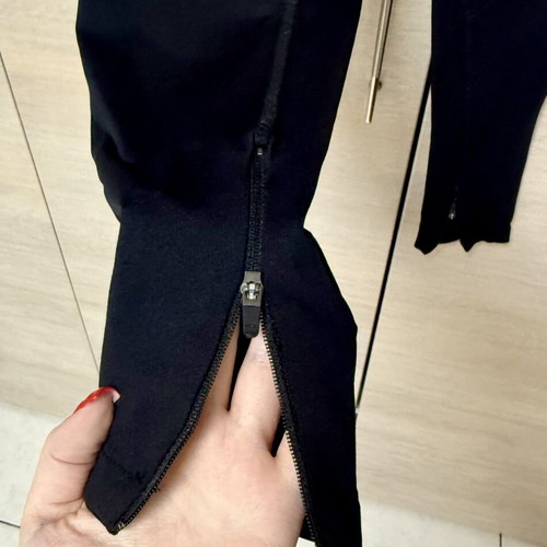 Oysho sports gym leggings size M, like new, black with zipper and hidden pocket