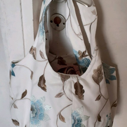 Canvas bag new with embroidered designs and magnetic clasp