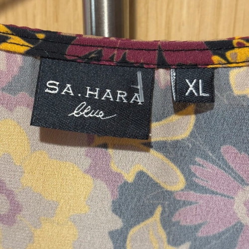 Floral blouse like new with thin fabric and beautiful colors