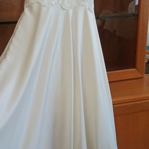Flower girl dress used with embroidery and tulle