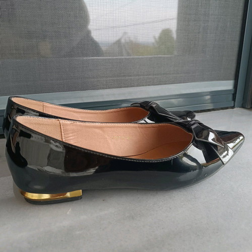 Women’s patent leather ballet flats like new, size 40, black