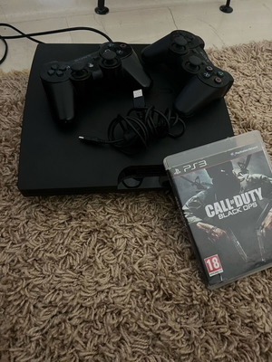 PlayStation 3 μεταχειρισμένη κονσόλα με δύο τηλεχειριστήρια, φορτιστή και παιχνίδι