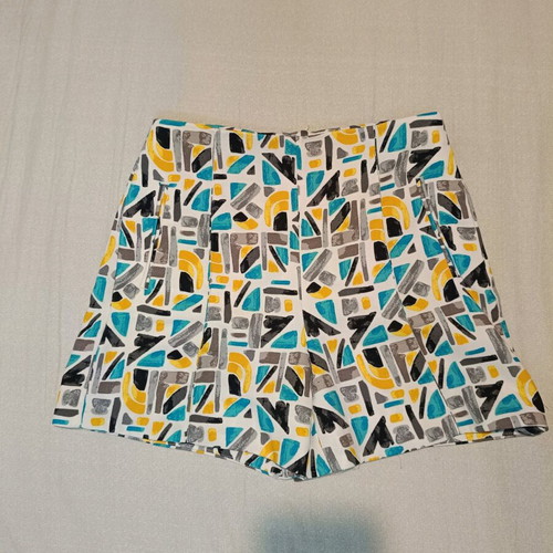 Zara Basic shorts with unique design, size L, like new, multicolor