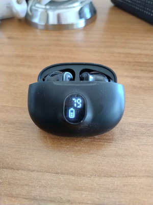 Bluetooth слушалки с калъф от Temu като нови