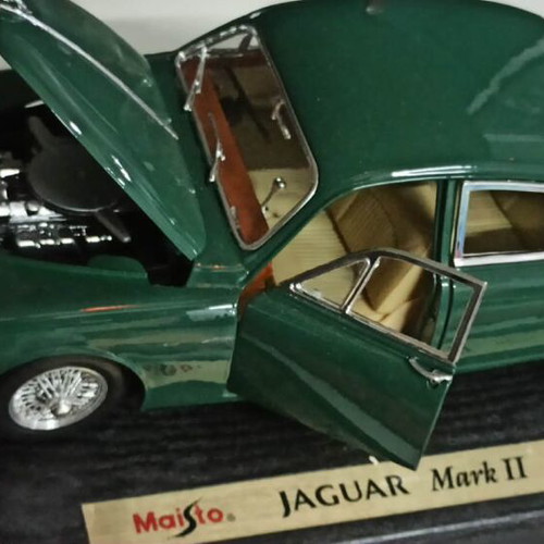 Maisto Jaguar Mark II model car 1959