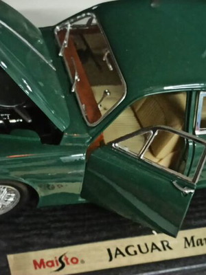 Maisto Jaguar Mark II model car 1959