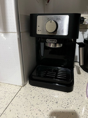 Μηχανή καφέ DeLonghi καινούργια με πίεση 15 bar και ανοξείδωτο μπόιλερ