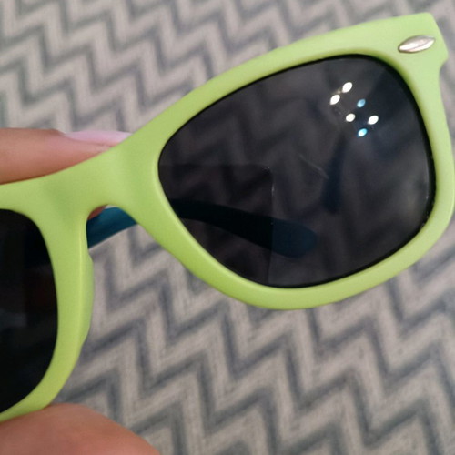 Children's sunglasses used with small scratch