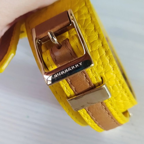 Burberry bracelet for hand like new, brown and yellow