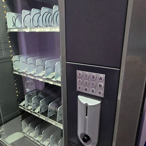 Vending machine 33-slot refrigerator used for drinks and snacks
