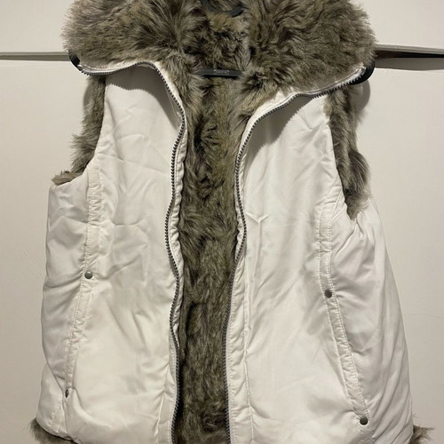 White sleeveless vest with fur new, size S