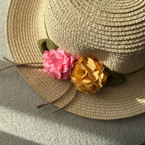 Hat with flowers like new
