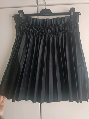 Black pleated faux leather short skirt like new, unworn