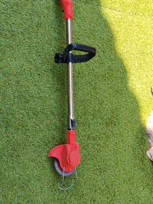 Electric grass trimmer with battery