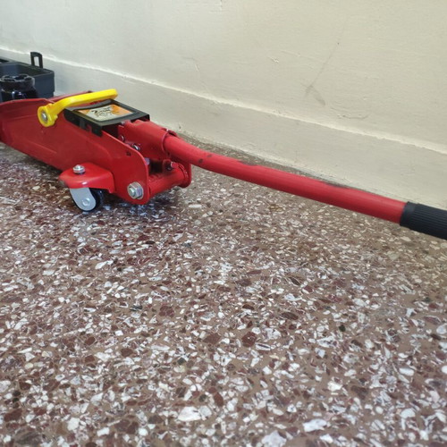 Hydraulic jack "Crocodile" 2 ton used with case for repair or spare parts