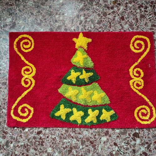 Christmas rug small like new 80x50