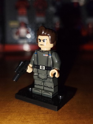 Vice Admiral Rampart Star Wars minifigure with accessories