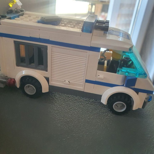 Lego police van like new with 2 figures and accessories