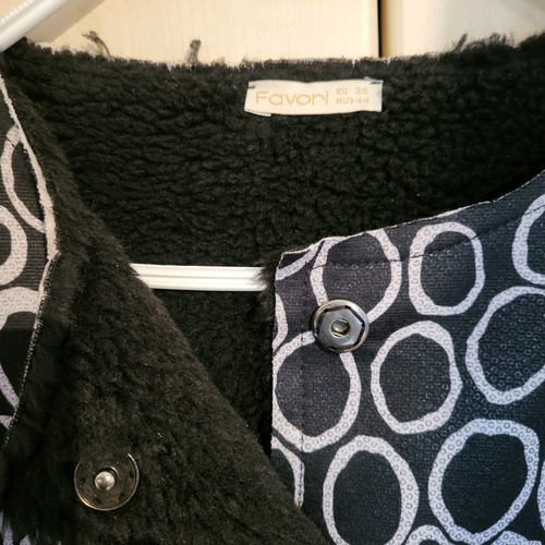 Coat with 3/4 sleeves, lined with fur, leather belt