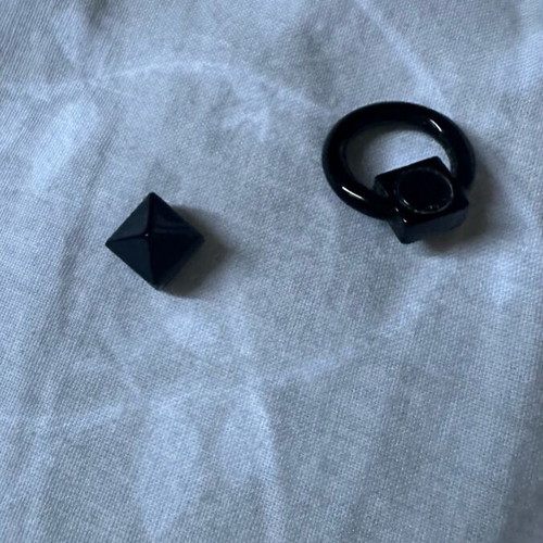 Valentino Garavani earring like new, black