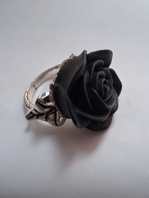 Black rose ring like new