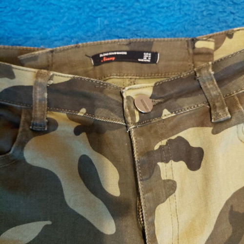 Camouflage pants like new with knee openings and elastic fabric