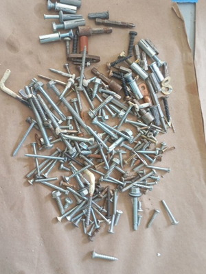 Screws and dowels like new, various fastening elements