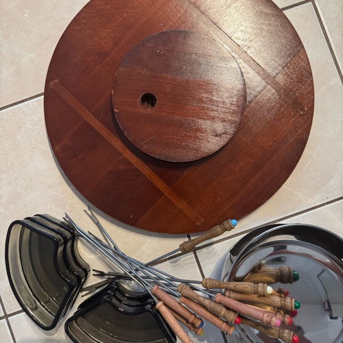 Fondue set like new with wooden base and 11 forks