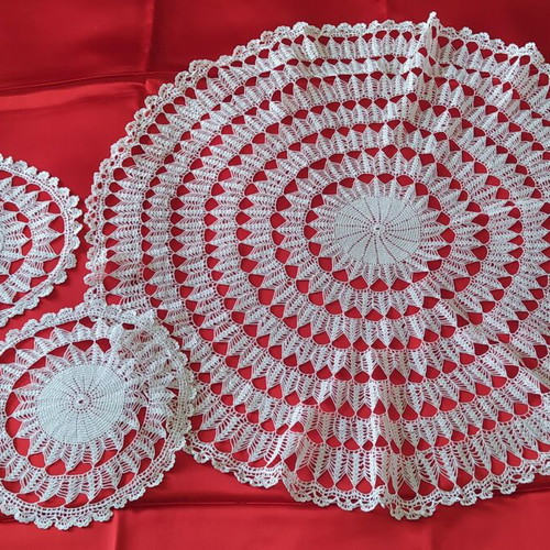 Handmade round table linen set with two napkins like new