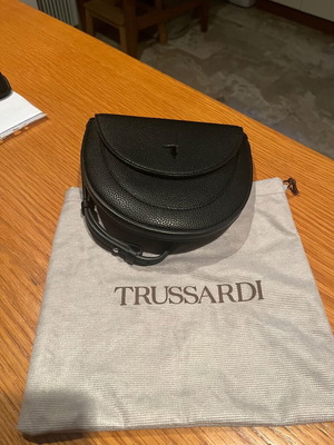 Γυναικεία τσάντα Trussardi μαύρη χιαστί σαν καινούργια με λουράκι
