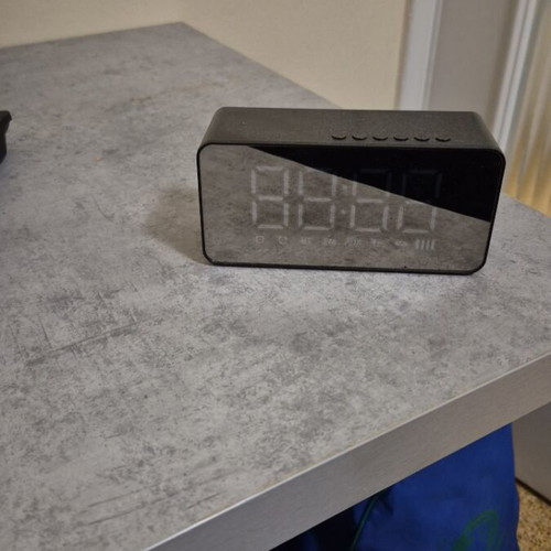Digital table clock and Bluetooth speaker like new