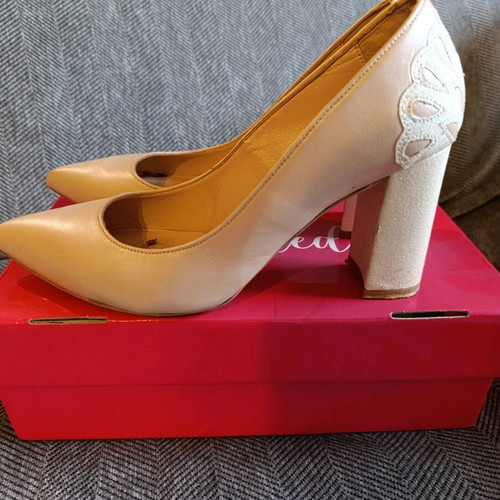 Used leather bridal pumps size 39 beige pink