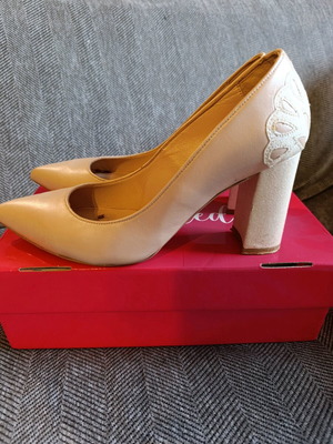 Used leather bridal pumps size 39 beige pink