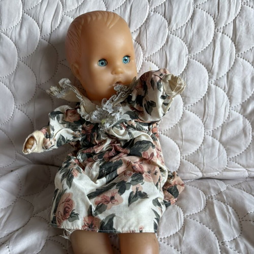Two vintage collectible dolls