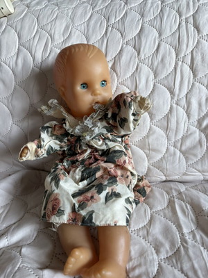 Two vintage collectible dolls