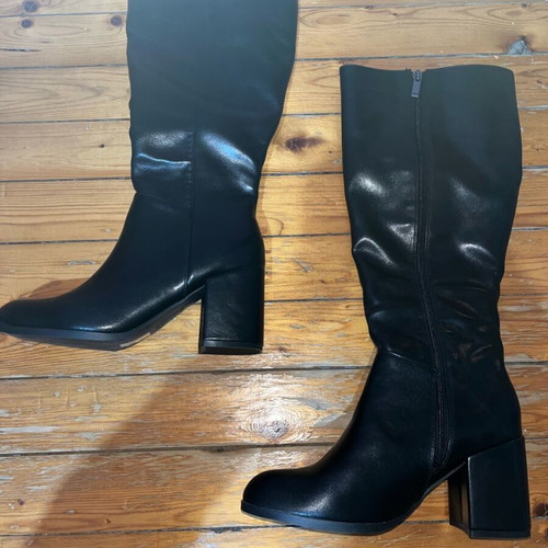 Black boots size 38 with thick stable heel, like new