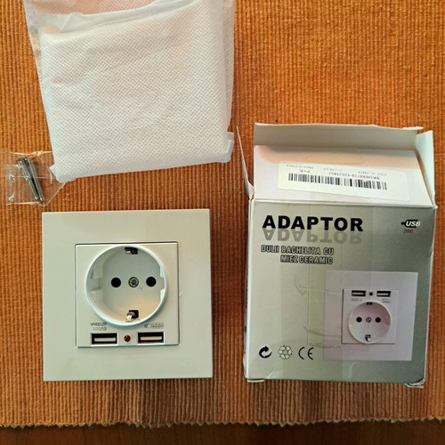 Soket with USB new with its packaging