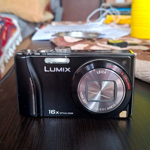 Panasonic Lumix DMC-TZ19 digital camera like new with Leica lens and tripod