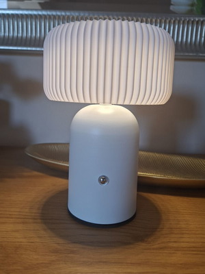 Table lamp with three light shades, USB