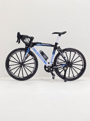 Road Bike 1:8 Scale Plastic Model like new