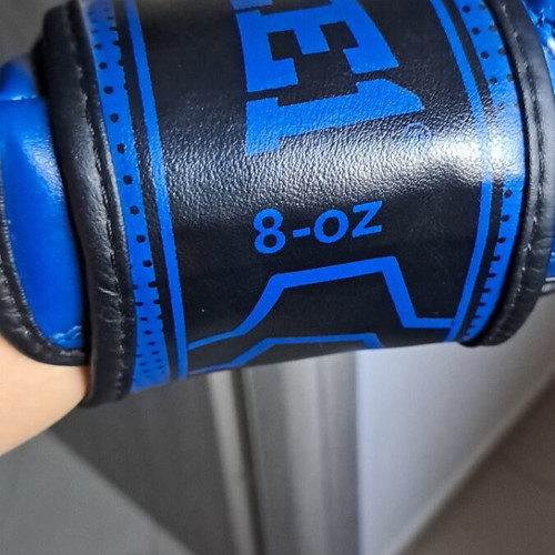 Force1 8 OZ boxing gloves like new, kids size