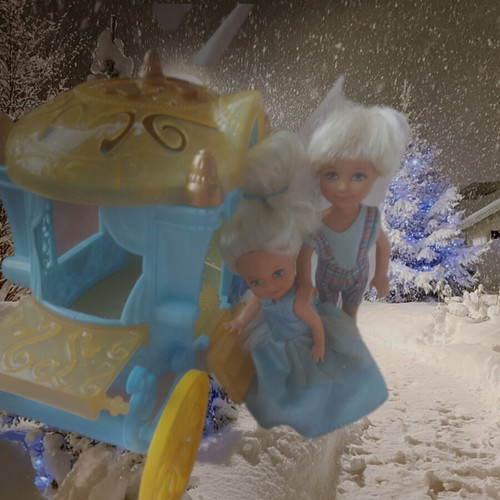 Cinderella Princess Carriage vintage playset with 2 mini dolls like new