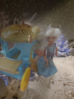 Cinderella Princess Carriage vintage playset with 2 mini dolls like new