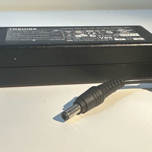 Toshiba Satellite Original Power Supply like new 19V 3.95A