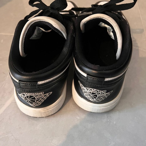 Nike Jordan athletic shoes used, size 39, black and white