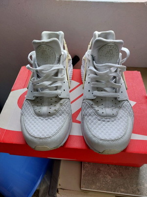 Nike Air Hurrache Size 43 Like New White