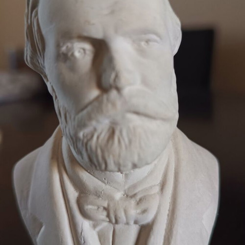Verdi statuette used in good condition