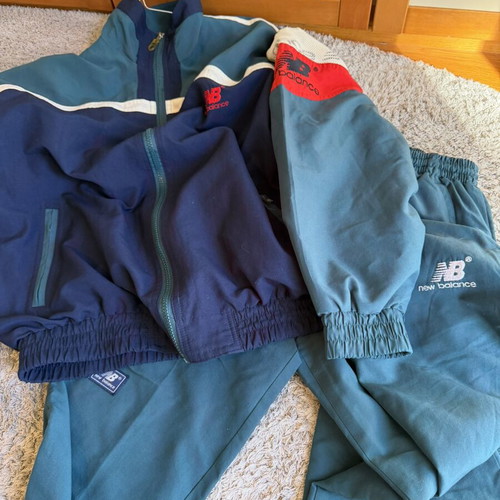 New Balance vintage style woman set with embroidered logo, like new