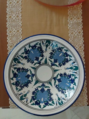Διακοσμητική πιατέλα vintage με ανάγλυφα μπλε λουλούδια, πήλινη 36 εκ.